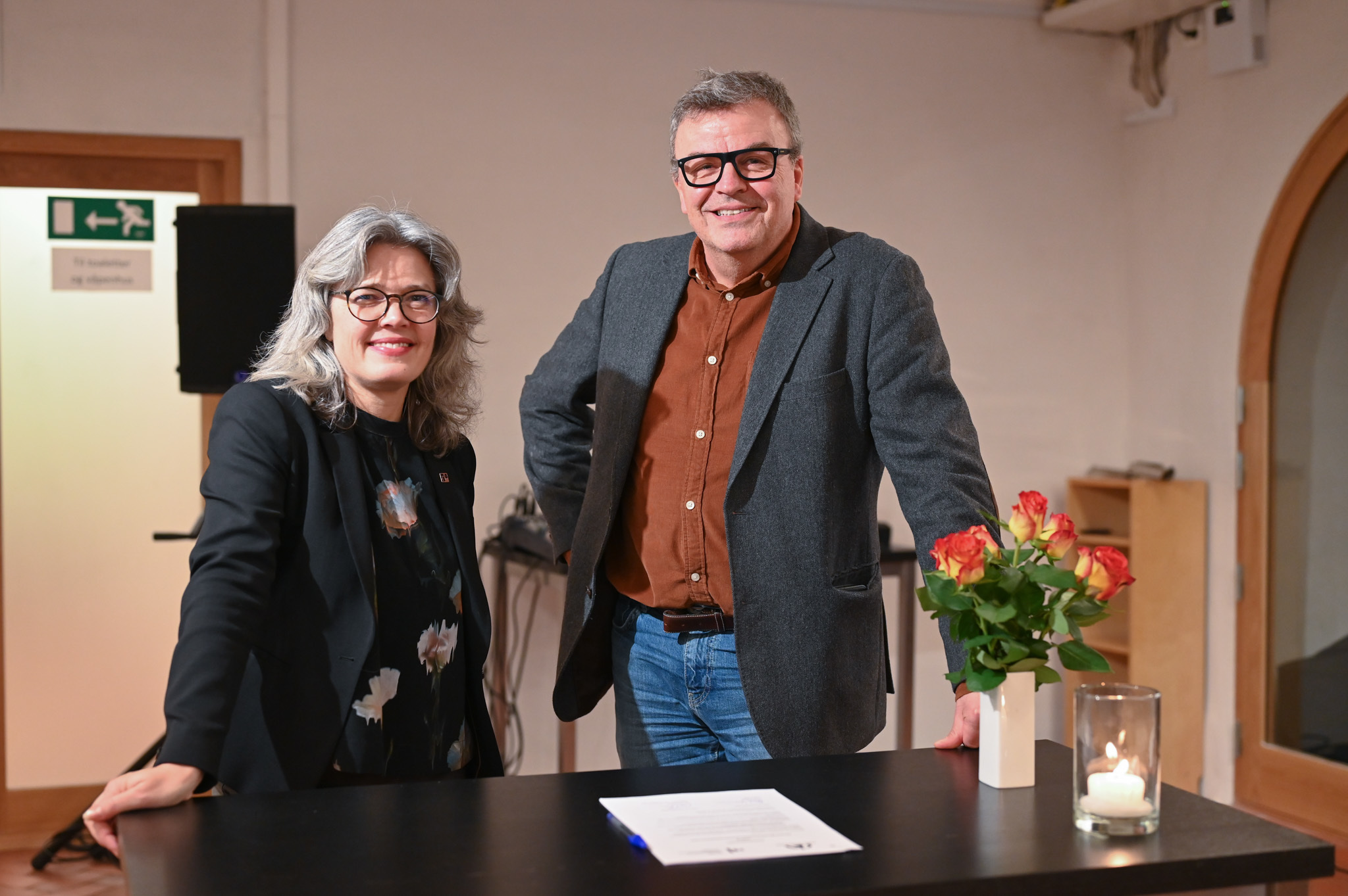 Geir Rebbestad og Astrid Kvalbein foran kontrakt i Domkirken.