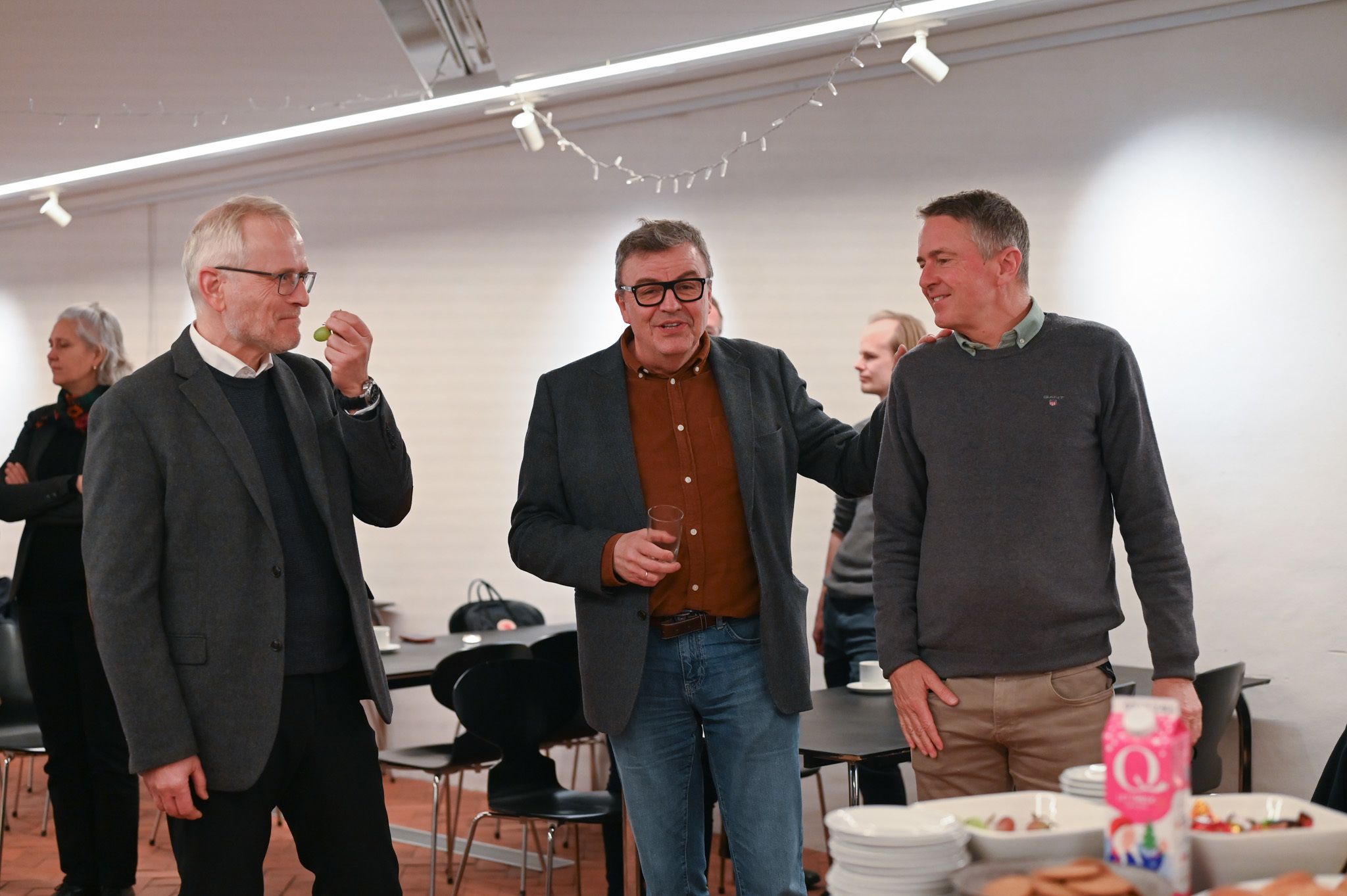 Smilende menn ved matbordet