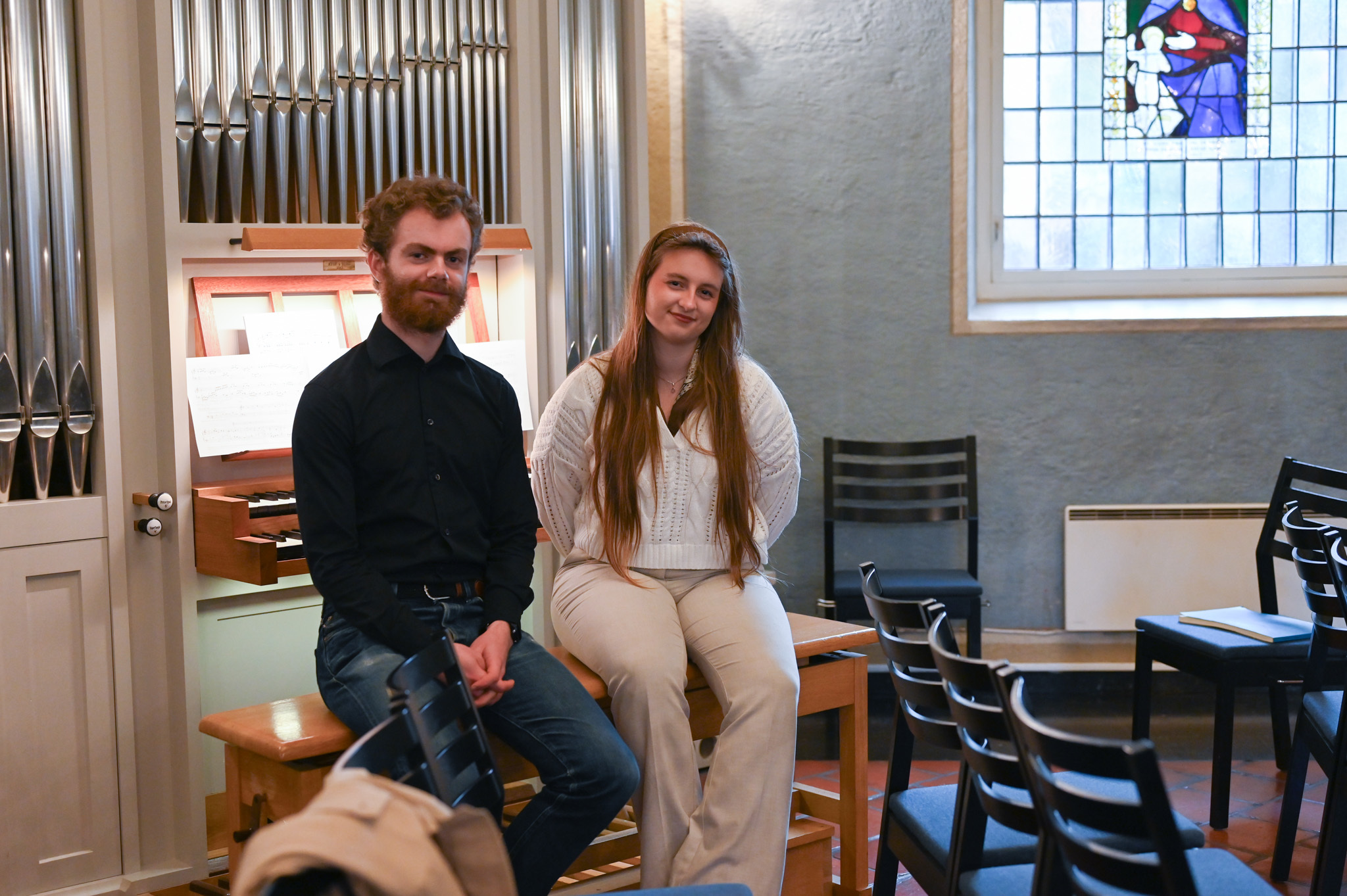 Lukas Dodson og Victoria Ulriksen sitter foran orgelet i Oslo domkirke.