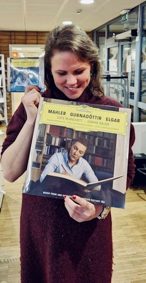 Pia Fjeld Møller Johansen står med LP'en fra filmen Tár i hendene, inne på Biblioteket på NMH.