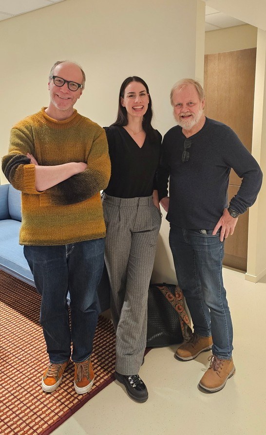 John Vinge, Iris Almås Tangeraas og Vegard Storsve smiler mot kamera.