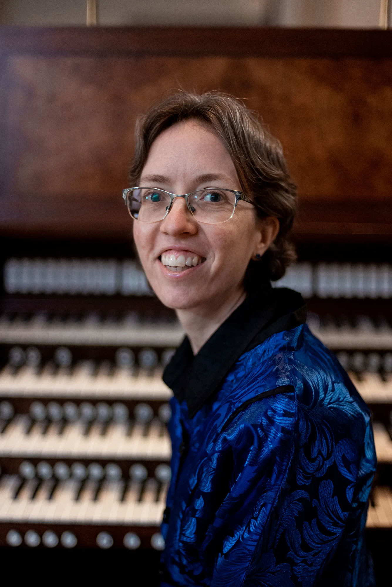 Portrett av Isabelle Demers som smiler foran orgeltangenter.
