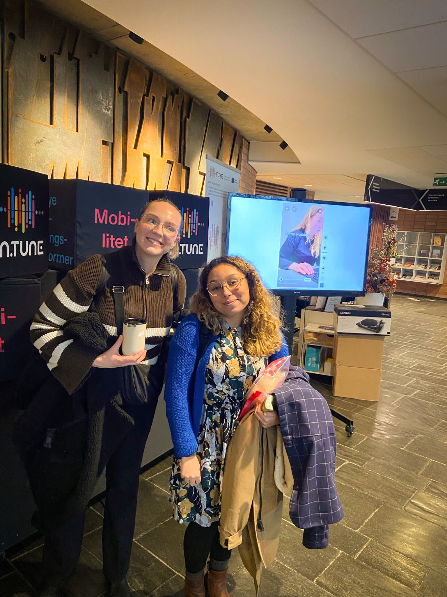 Elise Sløgedal og Lucie Lou Camps på IN.TUNEs stand