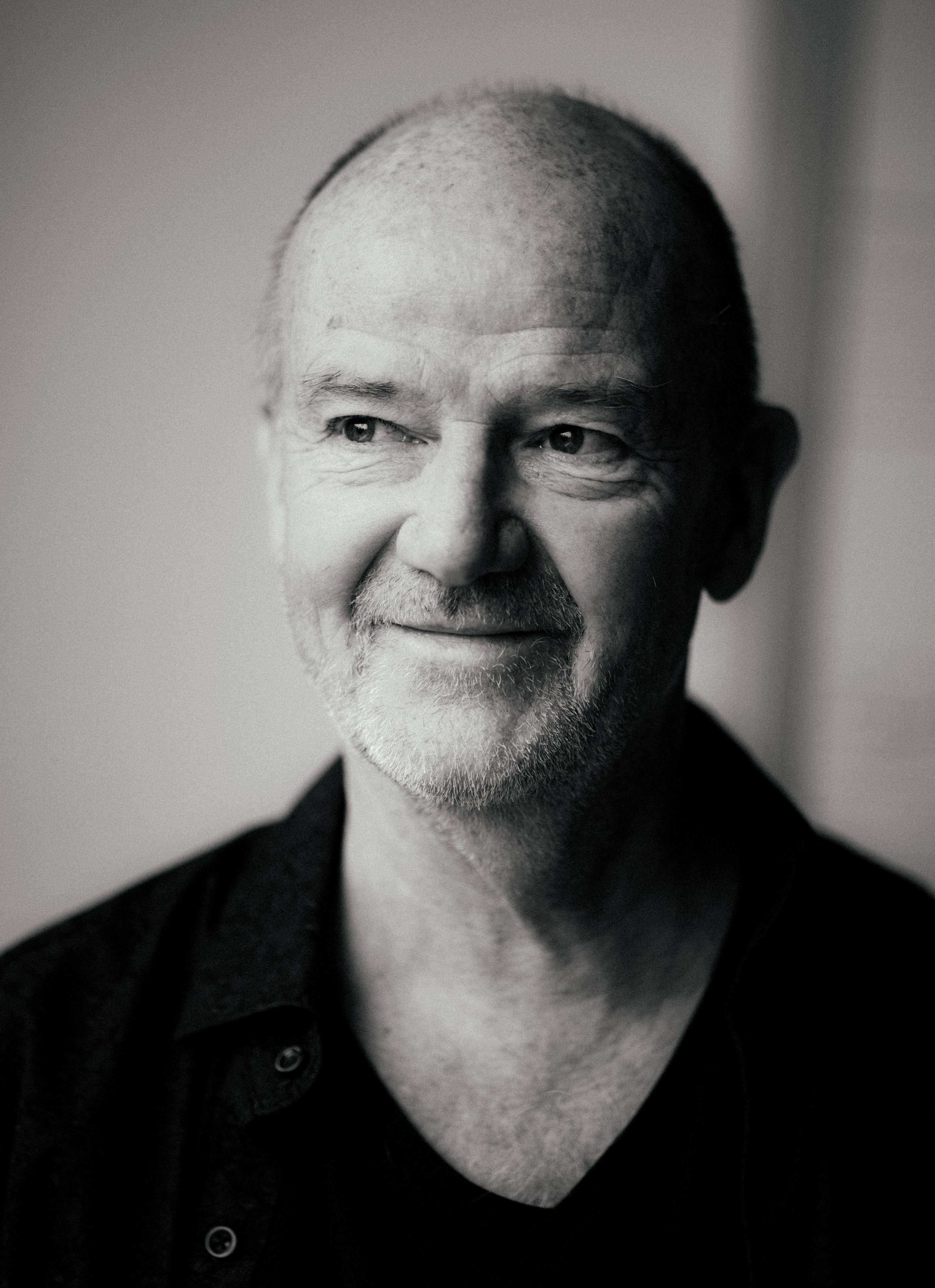 Portrett av Jon Balke som smiler lurt.