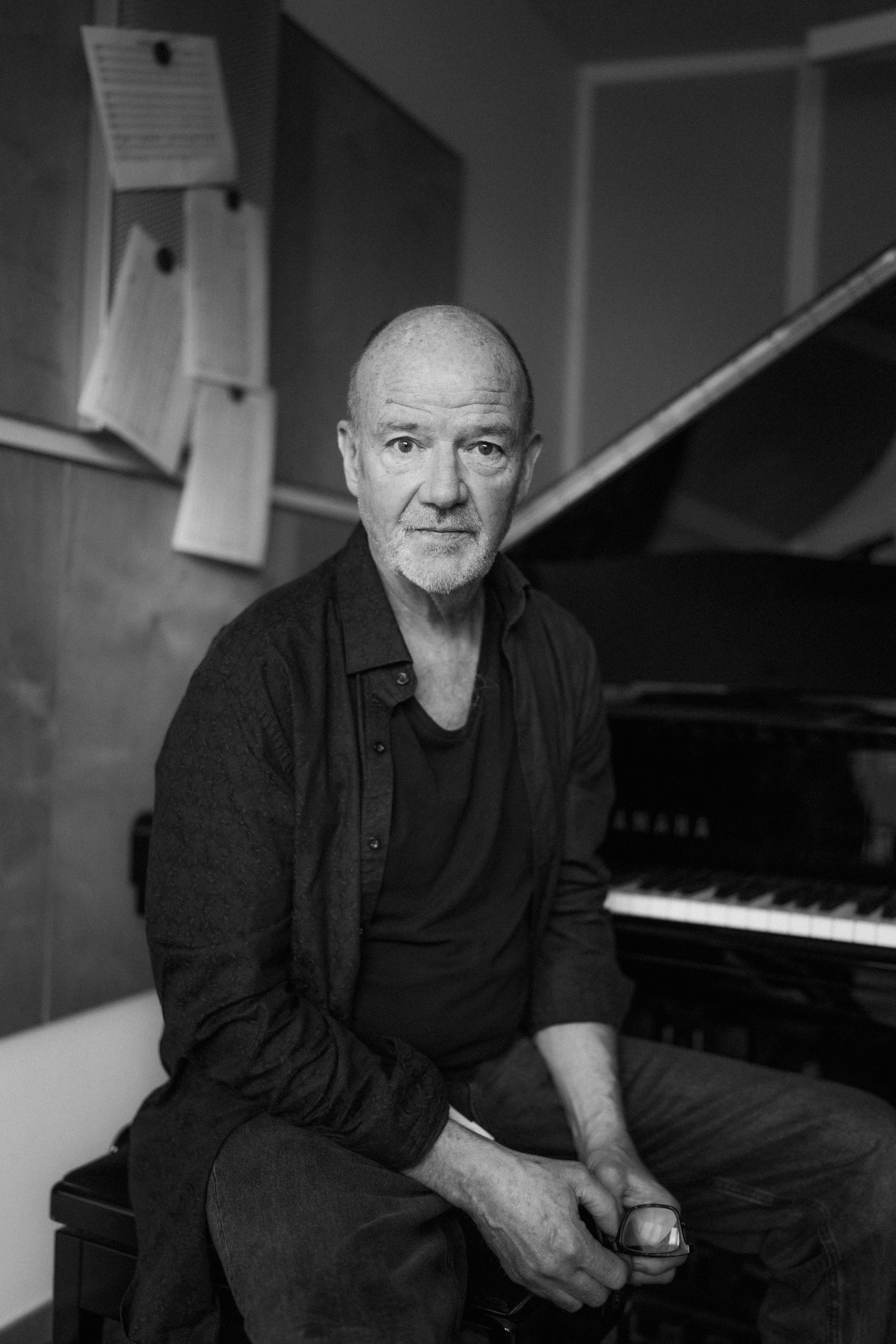 Jon Balke sitter ved flygelet og ser alvorlig i kamera.