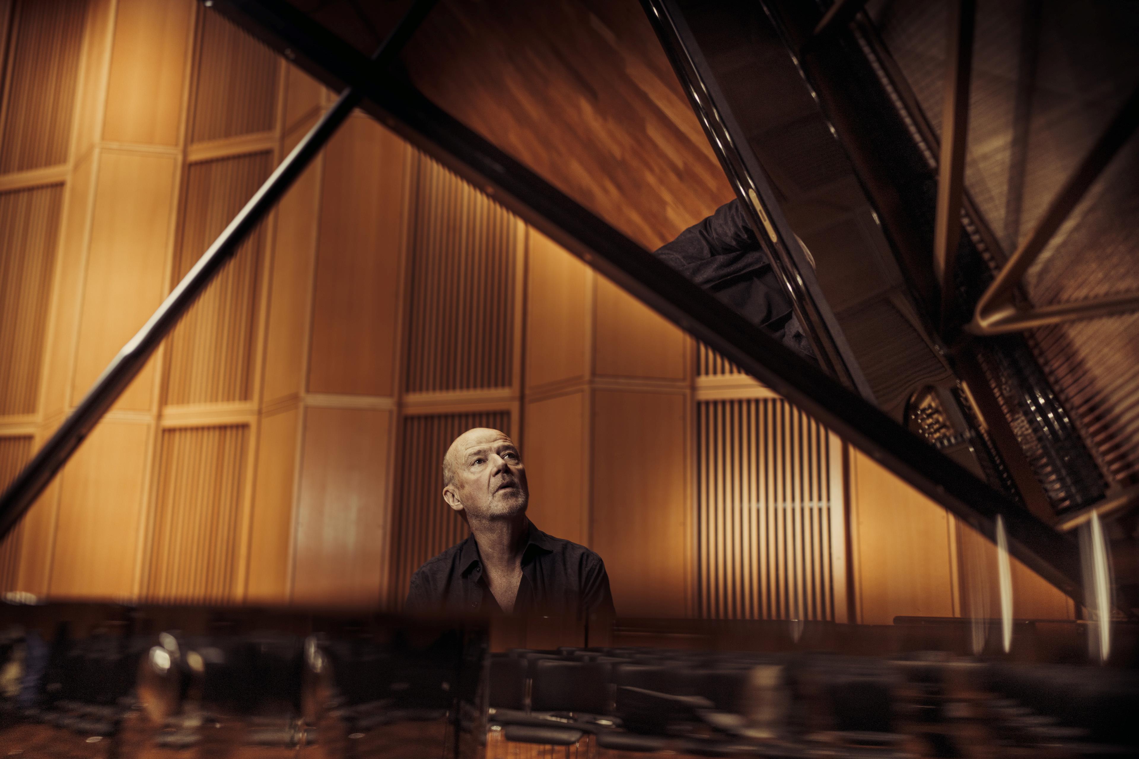 Jon Balke spiller flygel.