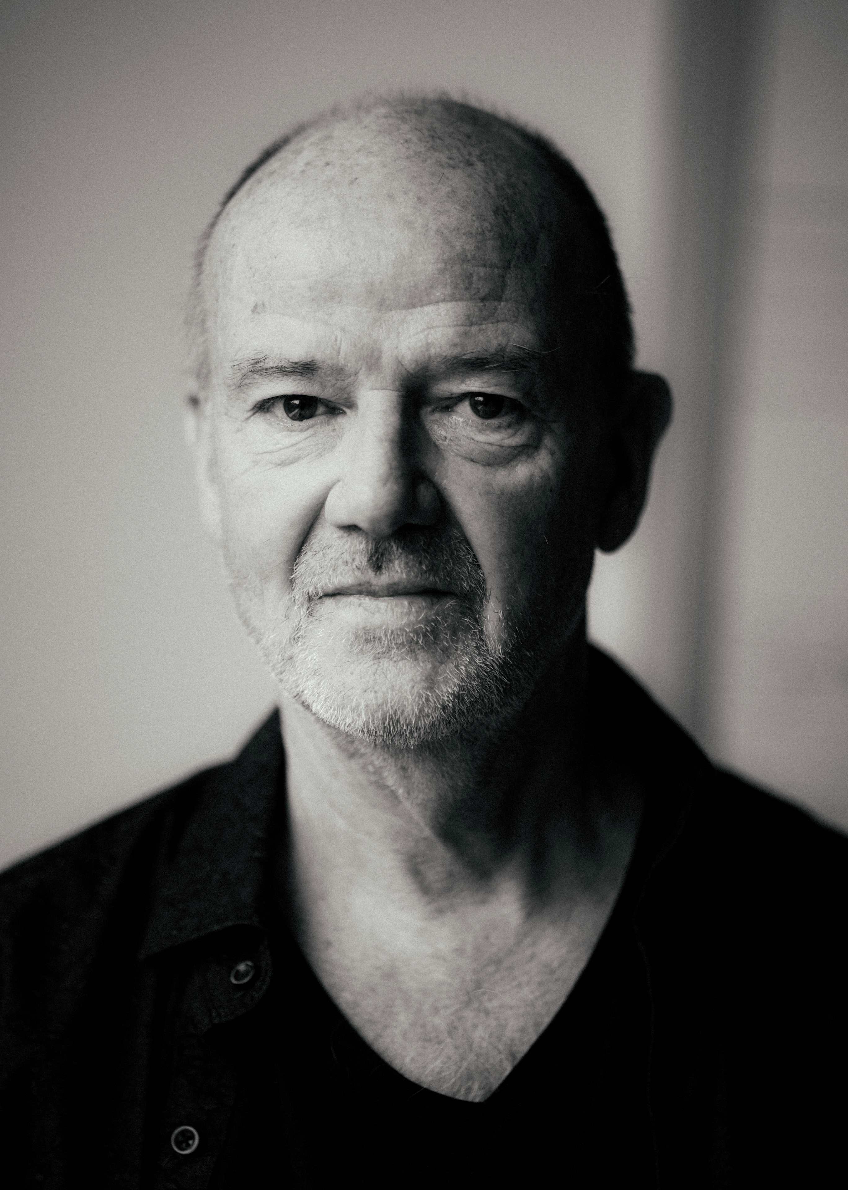 Portrett av Jon Balke som ser alvorlig inn i kamera.