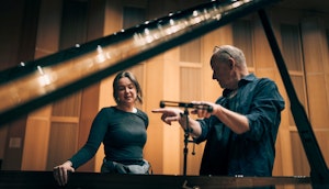 Jon Balke snakker med en kvinne ved et flygel og et mikrofonstativ.