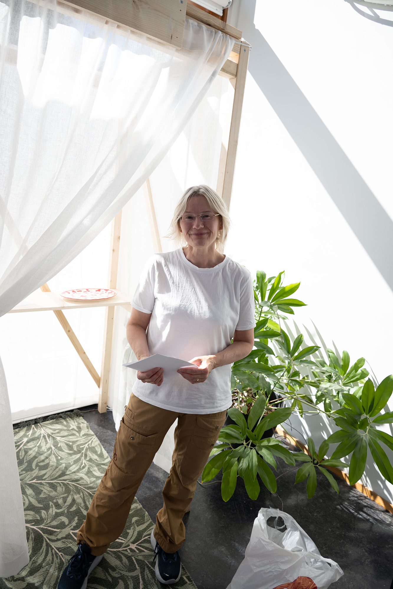 Lisa Dillan foran stemmeboksen i Prismerommet