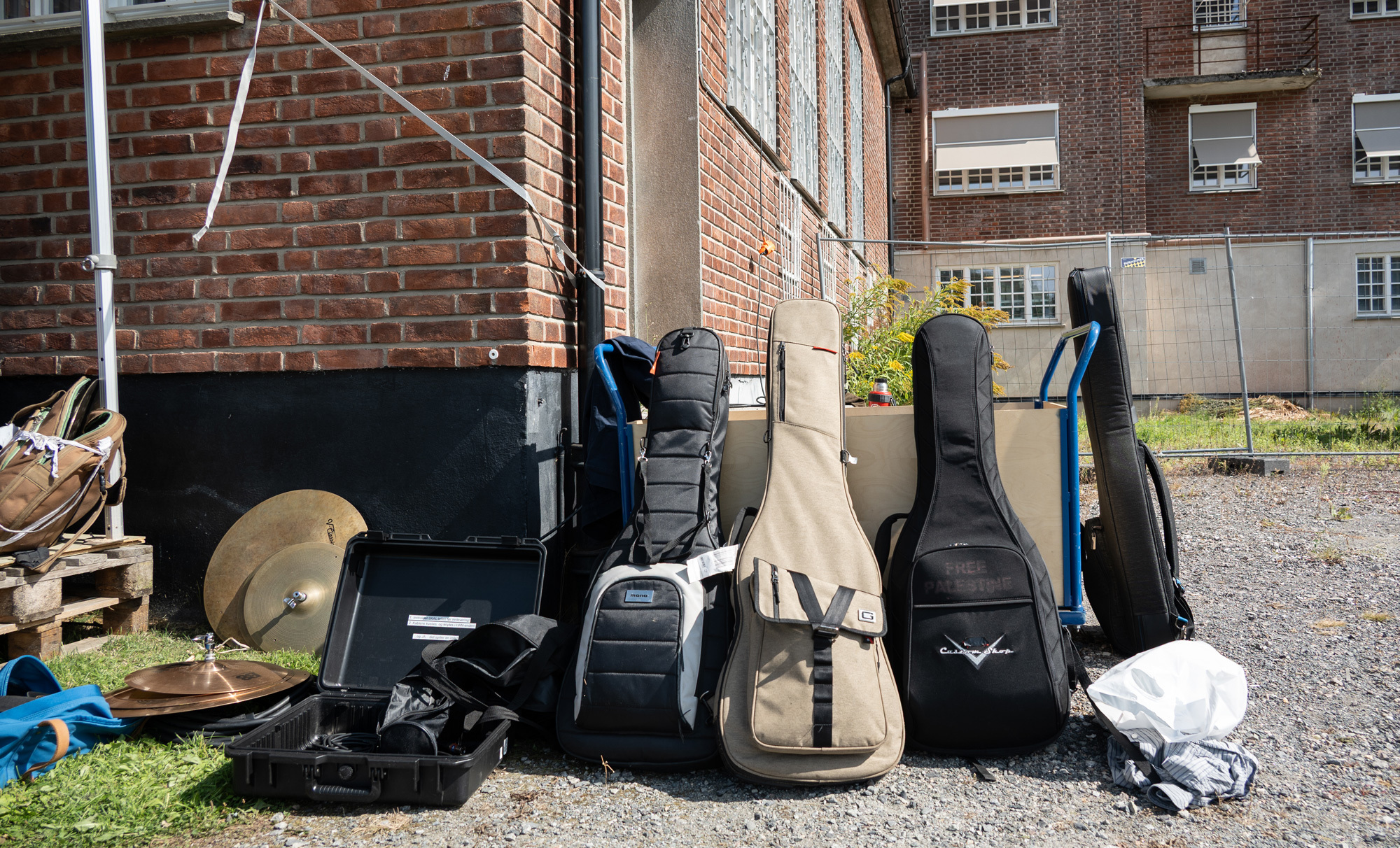 Gitarer står lent mot veggen utenfor Ila fengsel.