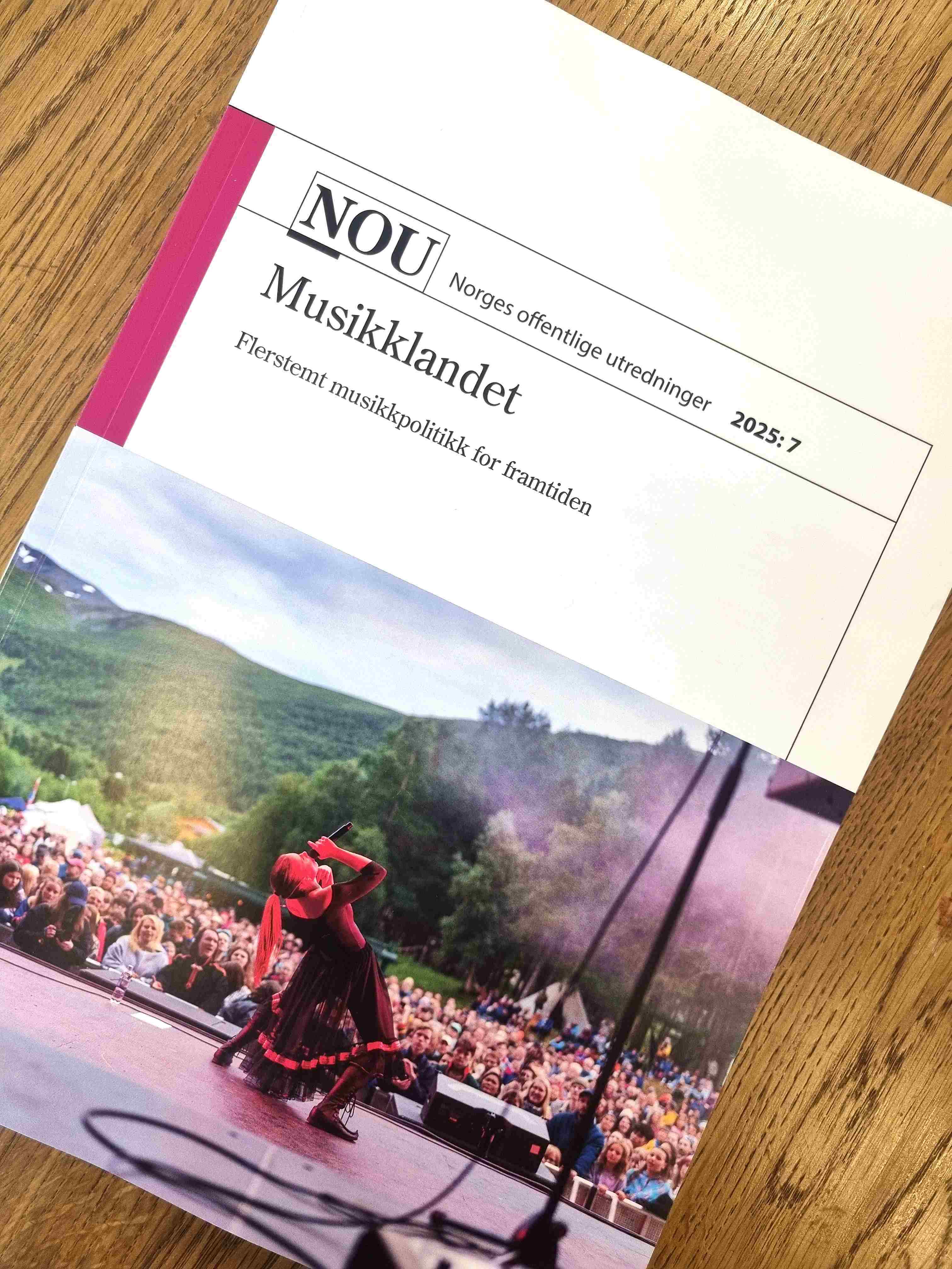 Forsiden av en rapport med tittelen «Musikklandet. Flerstemt musikkpolitikk for framtiden».