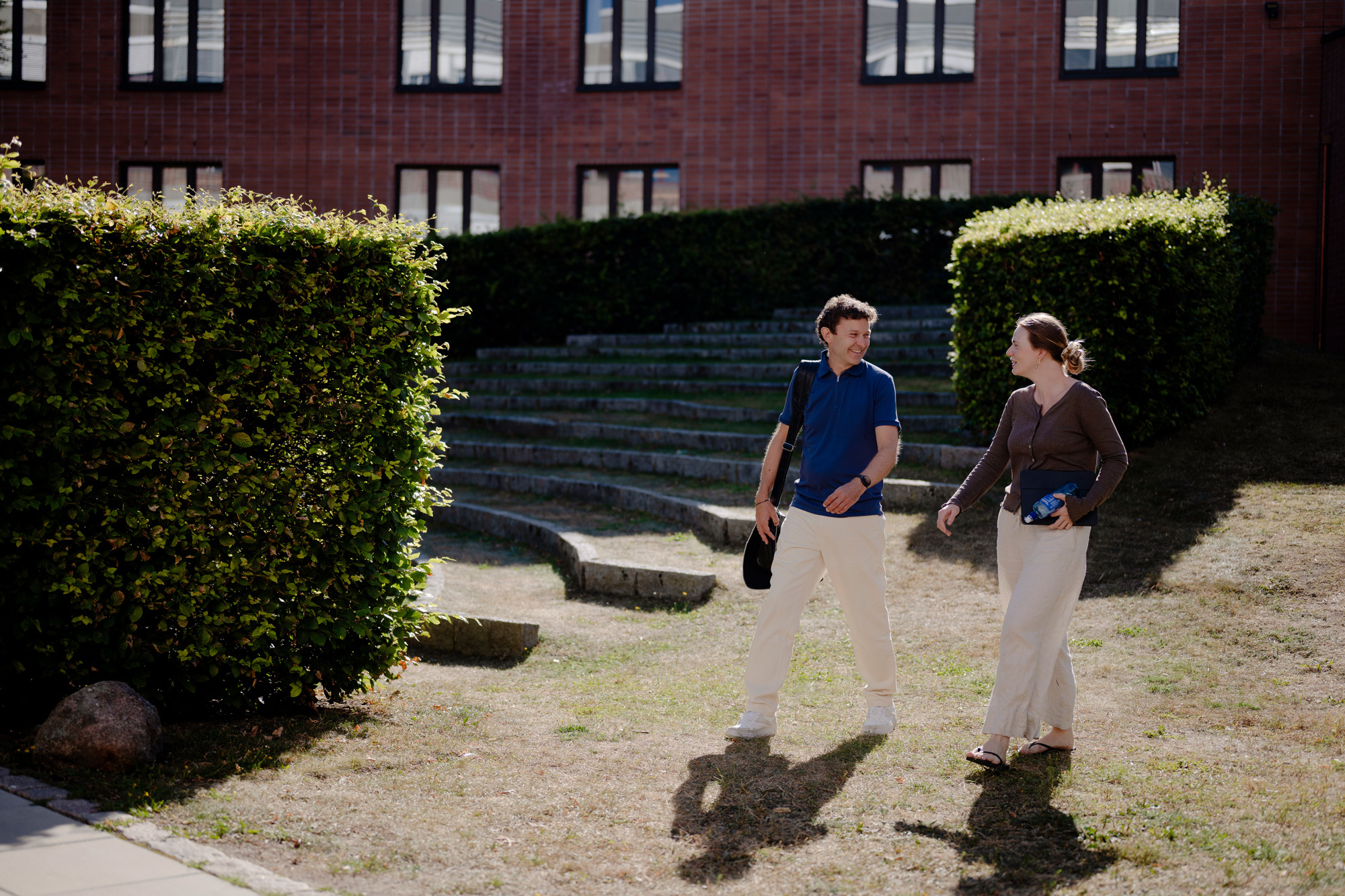 Jon Helge Sætre og Tuva Sverkeli går og prater.