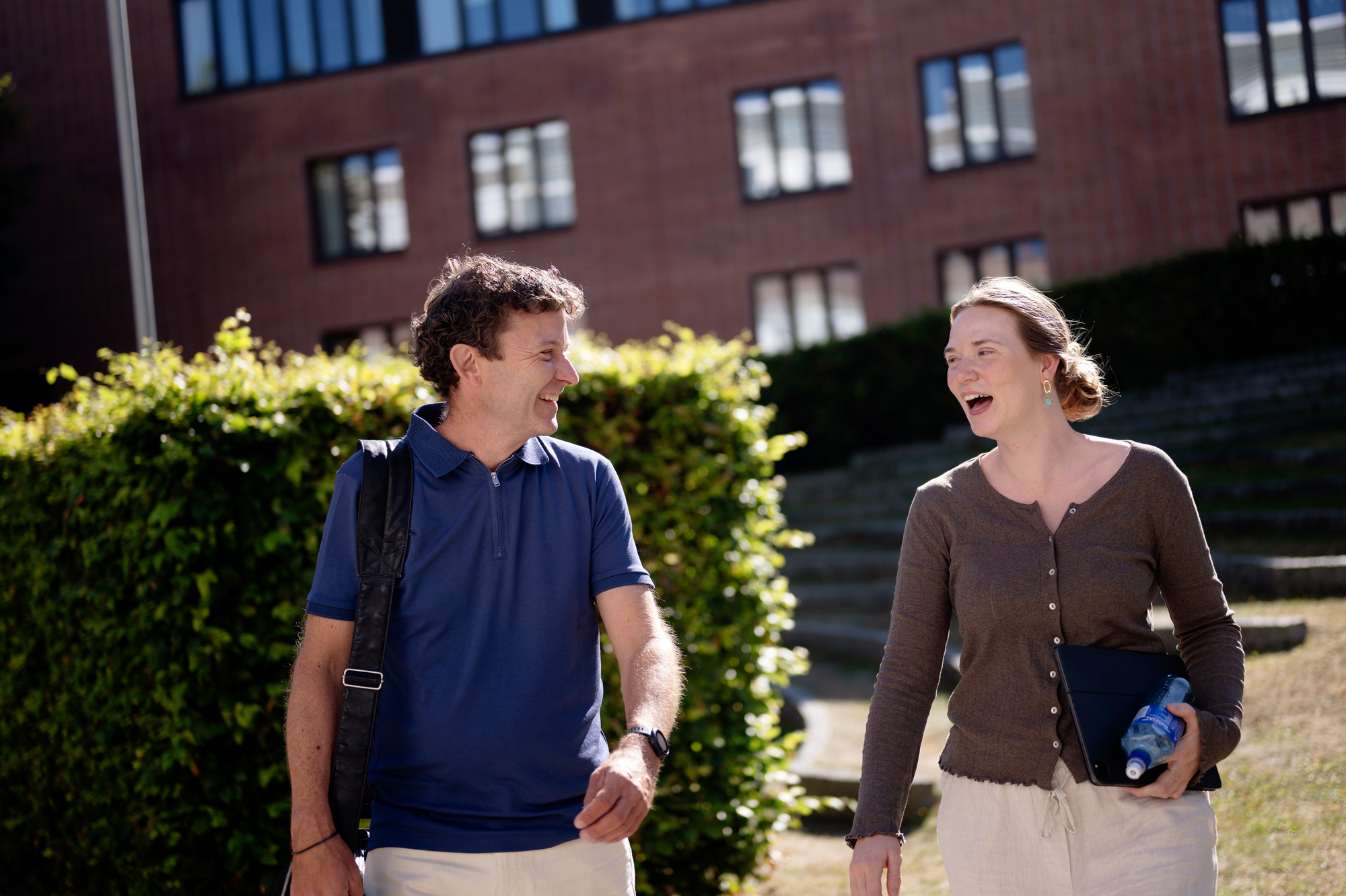 Jon Helge Sætre og Tuva Sverkeli ser på hverandre og ler.
