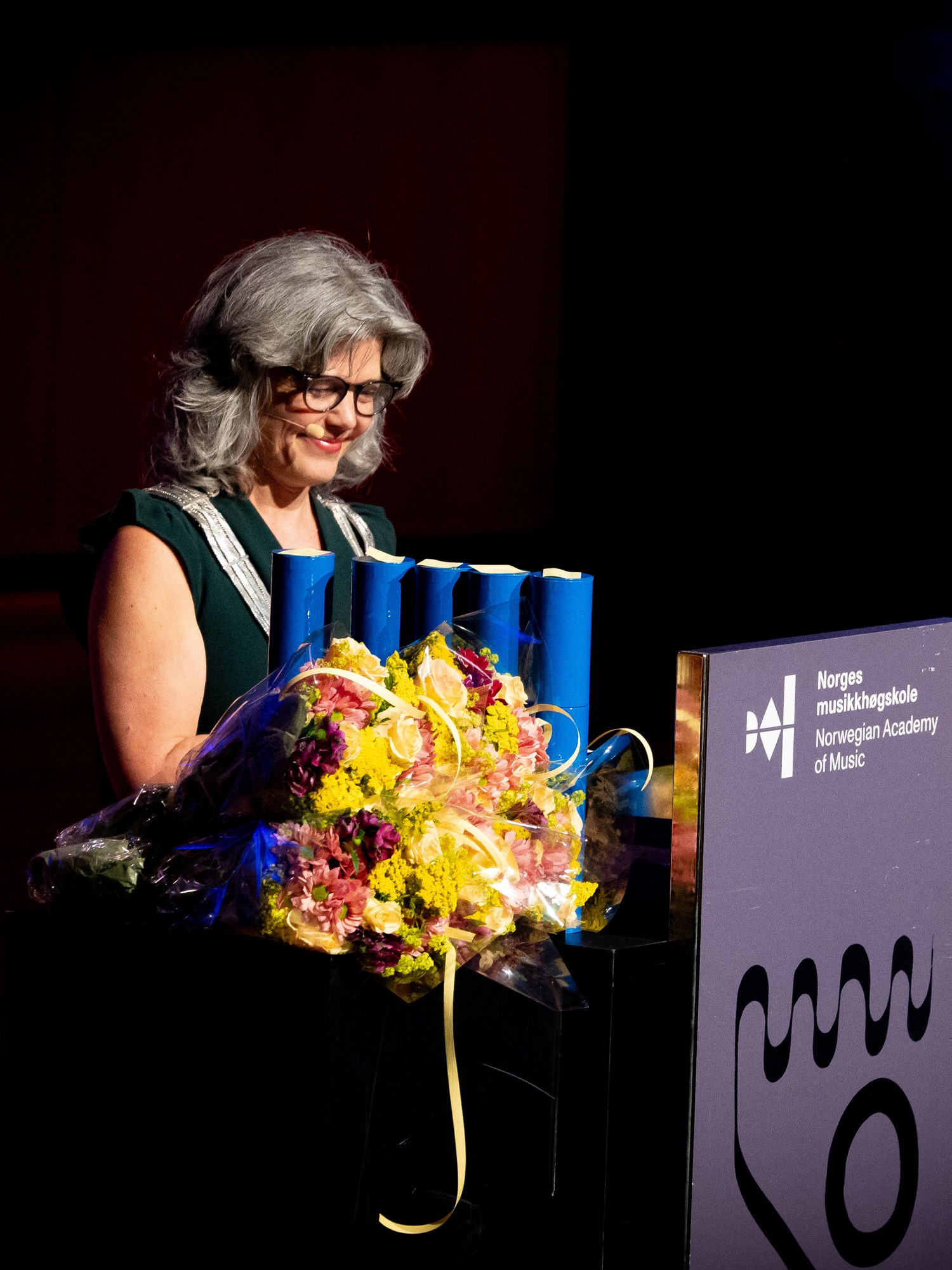Astrid Kvalbein står på talerstol.