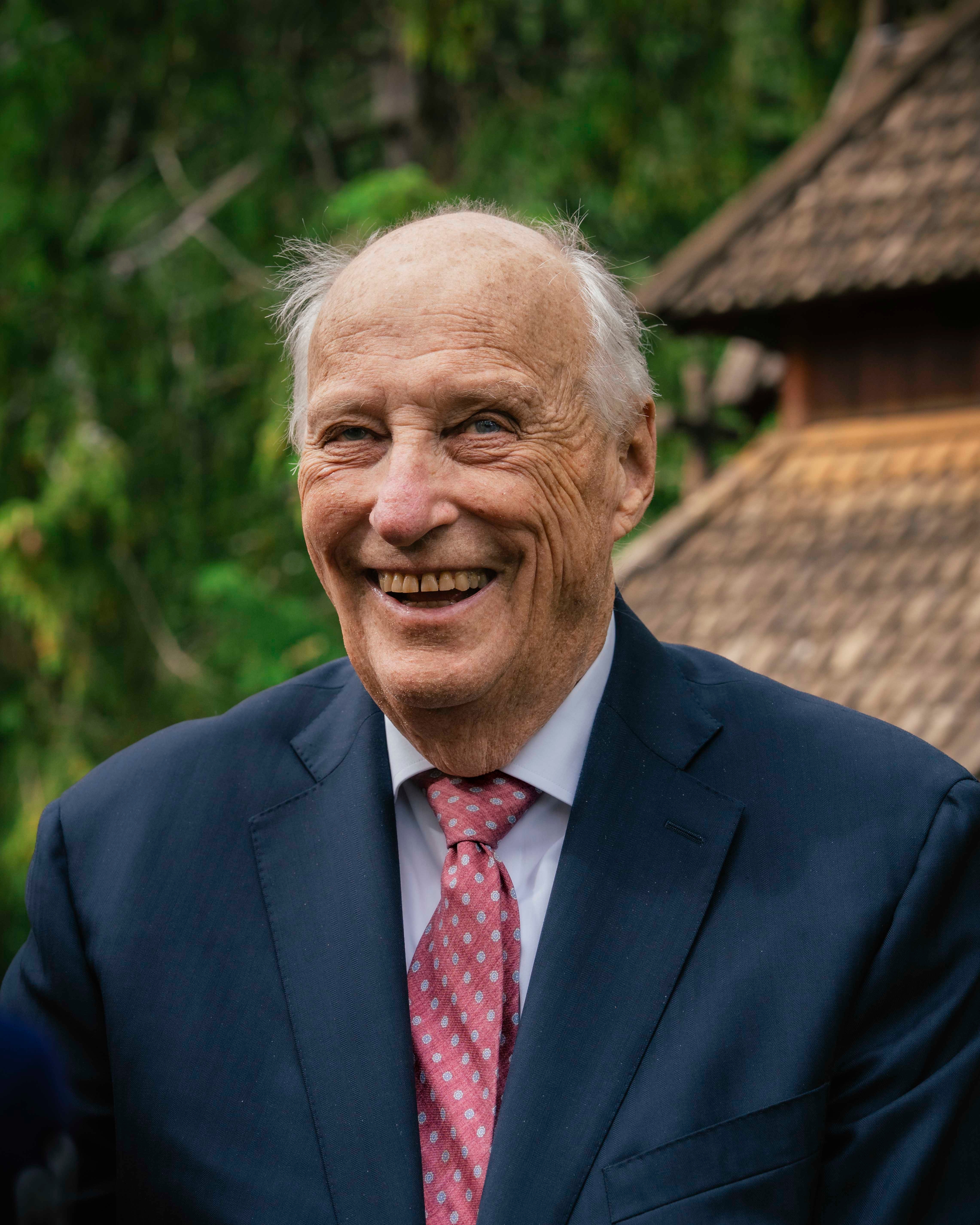 Portrett av Kong Harald ved Savjord stavkirke i Beiarn kommune 9. juni 2026