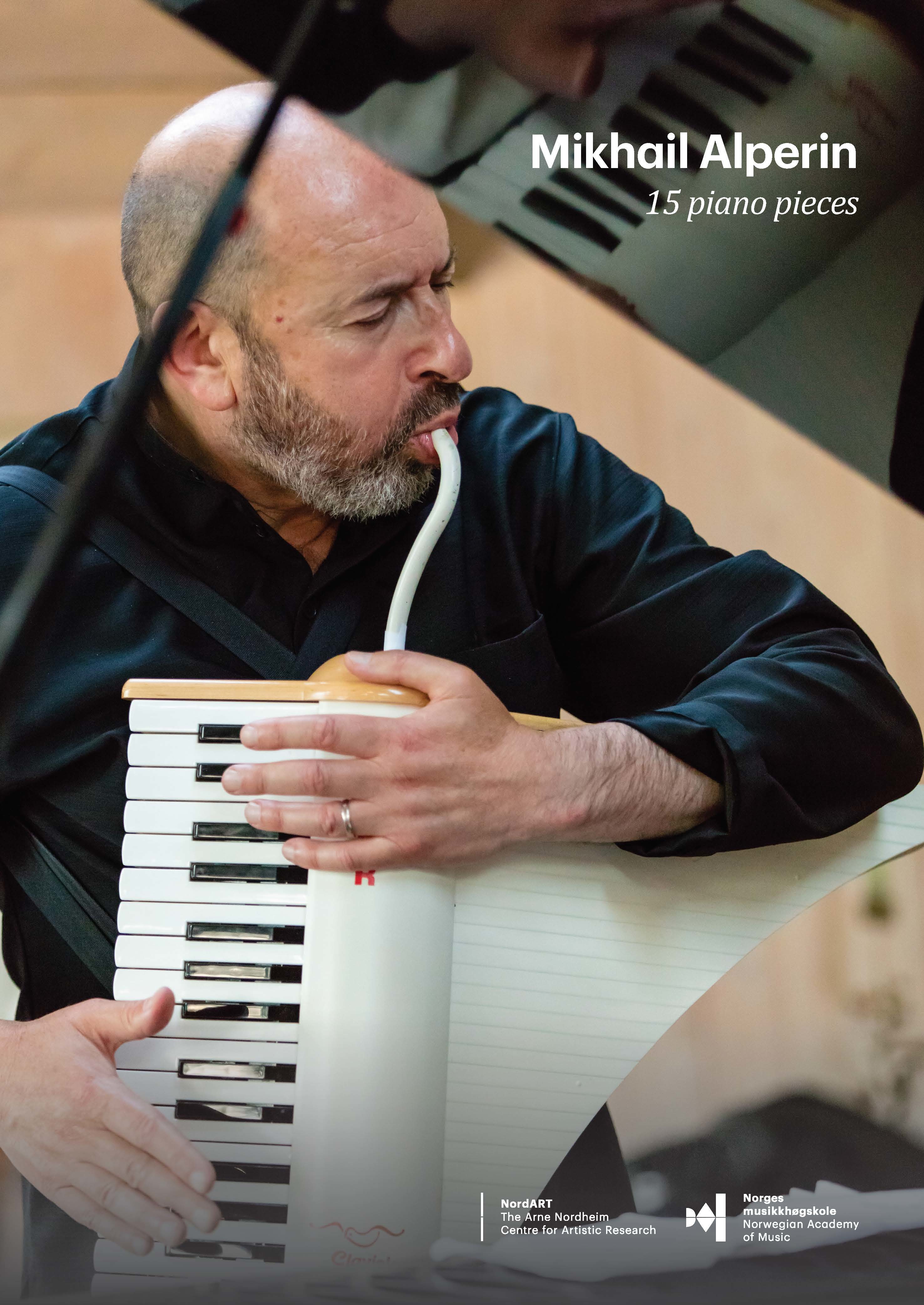 Forsiden til Alperin med en musiker som sitter ved et flygel og blåser inn i en synth.