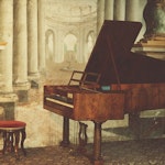 Bilde av et fortepiano og en skammel i et historisk interiør.