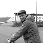 Lars Skoglund sorthvitt på sykkel