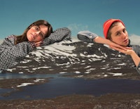 Collage av Heida Mobeck og Anja Lauvdal som lener seg på et fjell