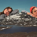Collage av Heida Mobeck og Anja Lauvdal som lener seg på et fjell