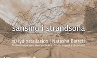 Plakaten til Sansing i strandsona med teksten "Sansing i strandsona. 3D lydinstallasjon av Natasja Barrett. Strandpaviljongen, Hvervenbukta, 12. til 16. august fra 12.00 til 19.00".