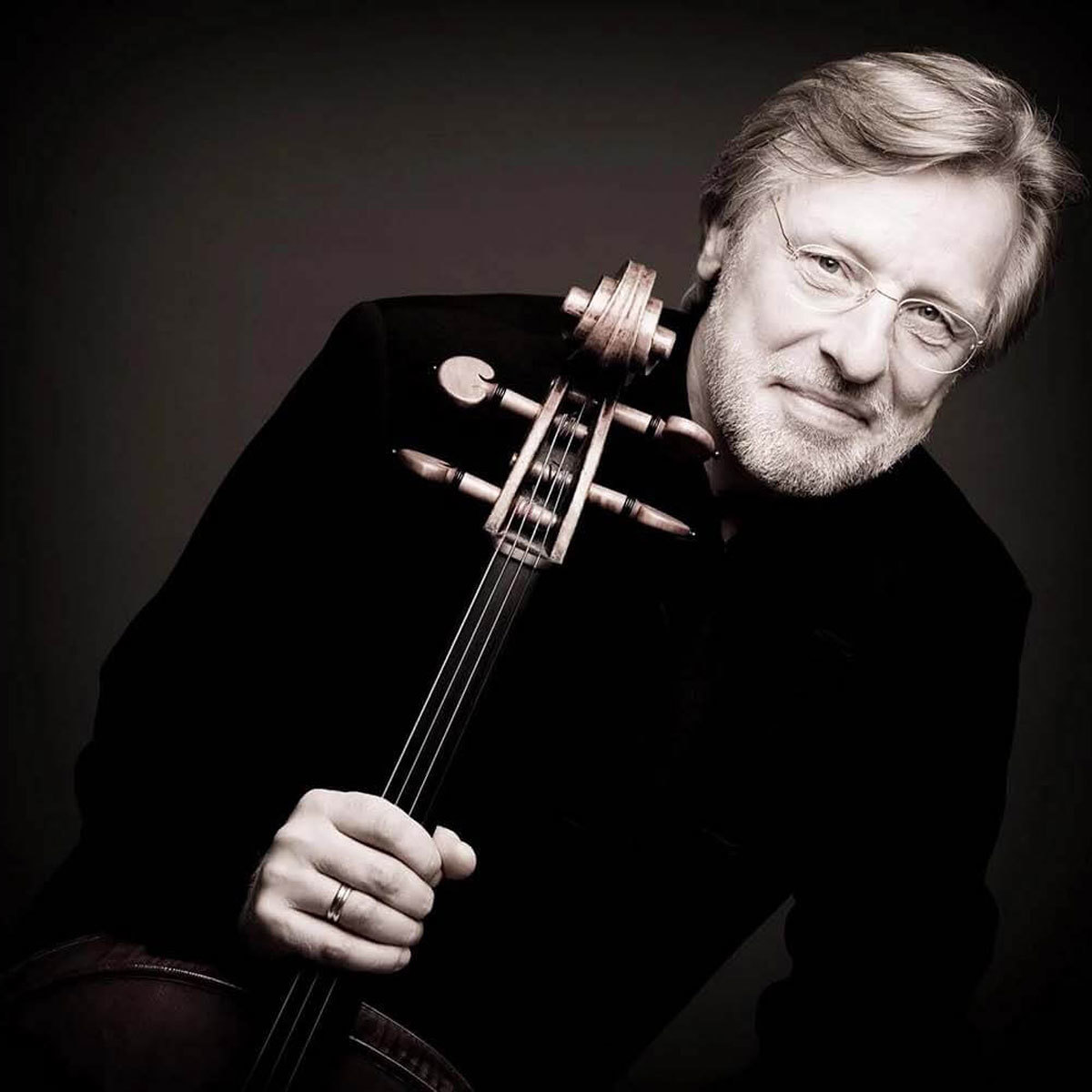 Portrett av Frans Helmerson med cello i hendene.