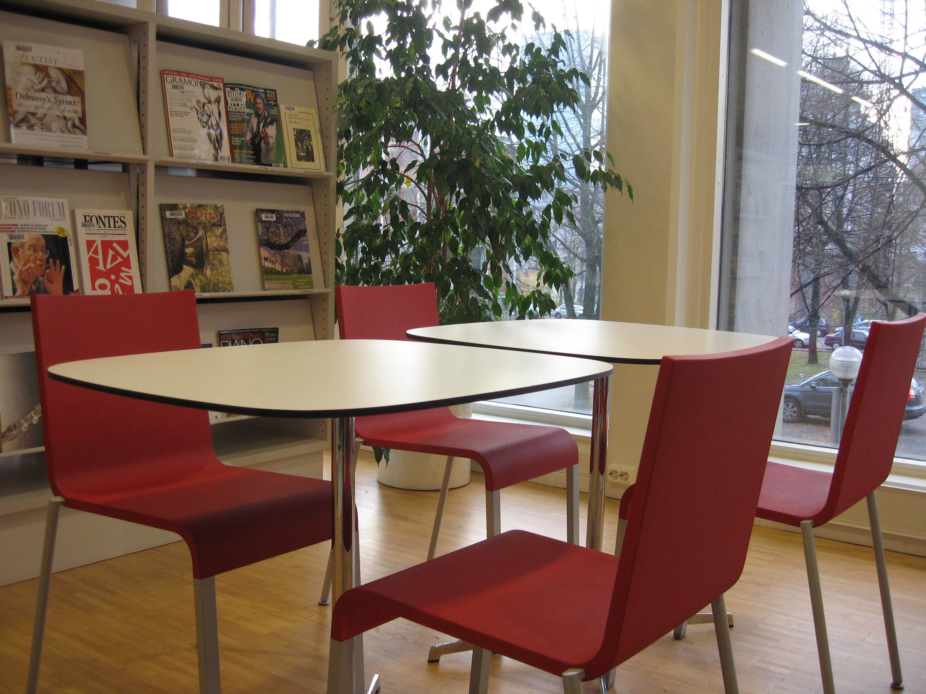 Bord og stoler i biblioteket