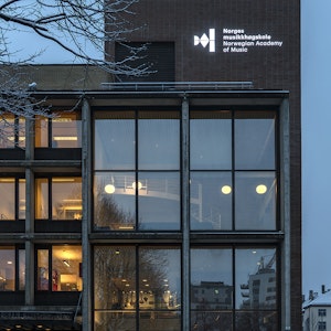 Bilde av Musikkhøgskolens fasade med logo.