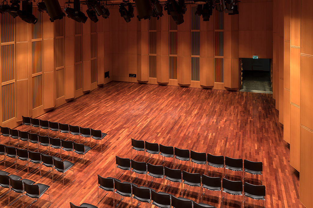 En tom Levinsal som venter på publikum med mange tomme stoler.