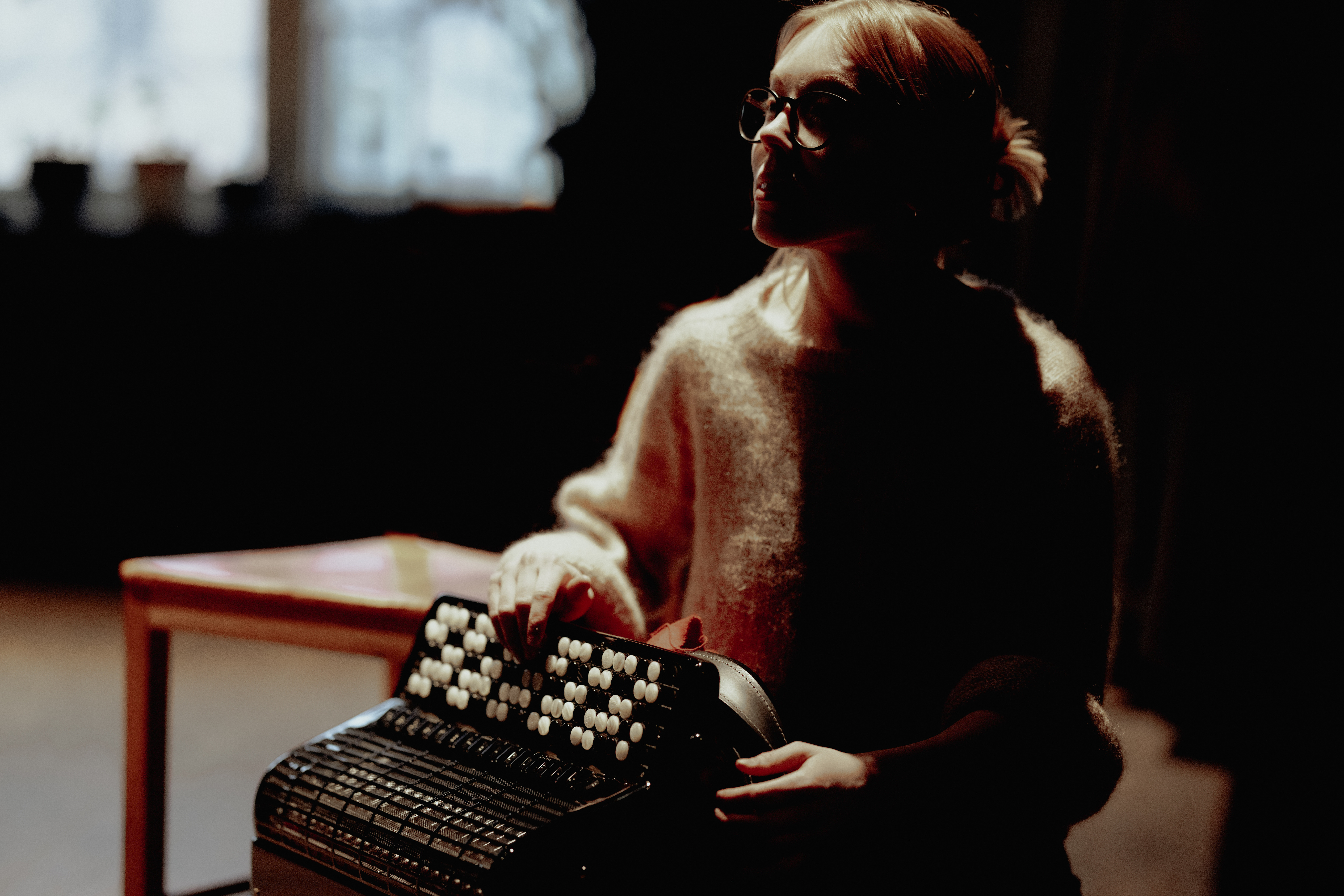 Jente med trekkspill ser opp