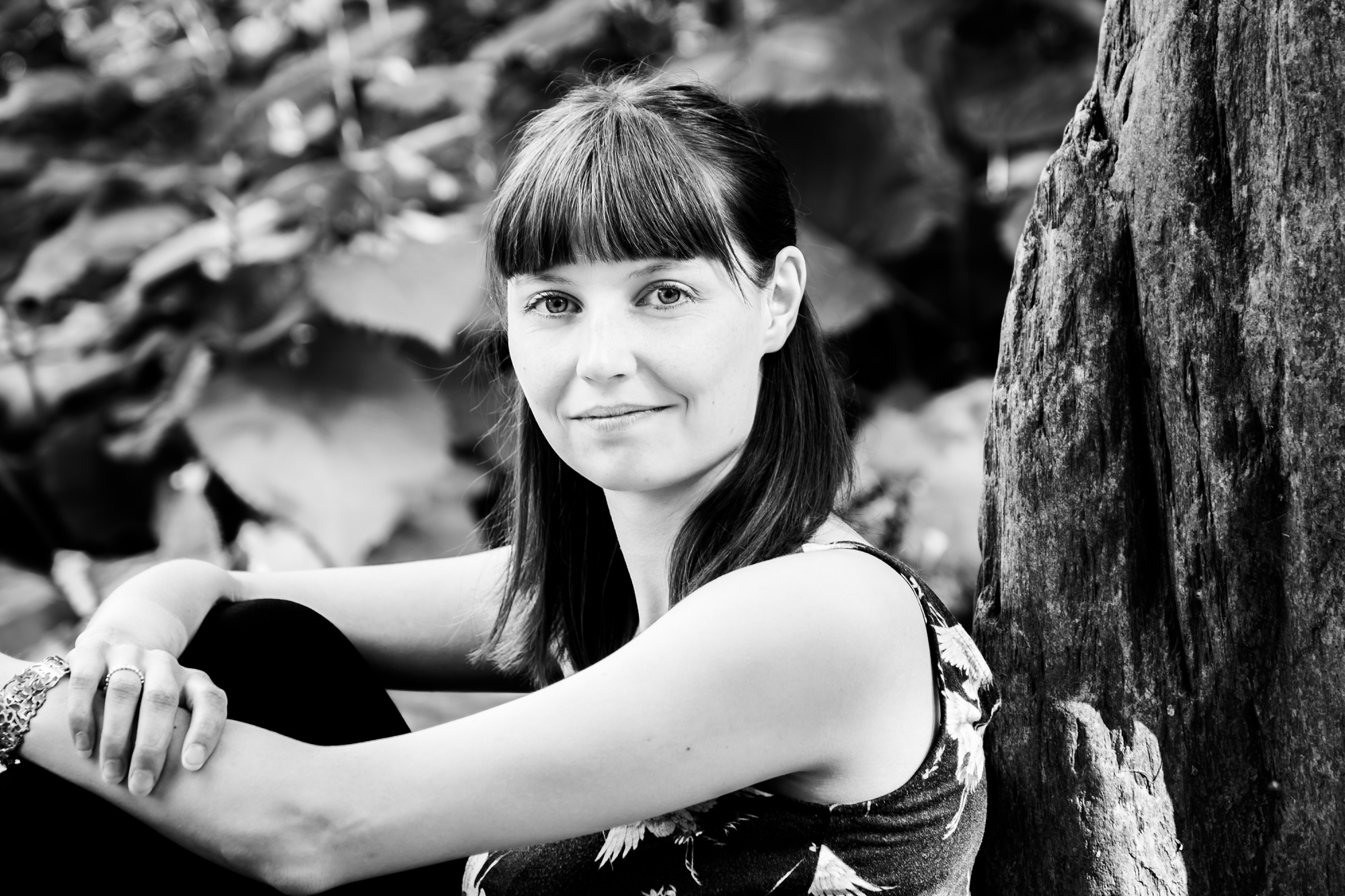 Jente ser inn i kamera, sort hvitt bilde