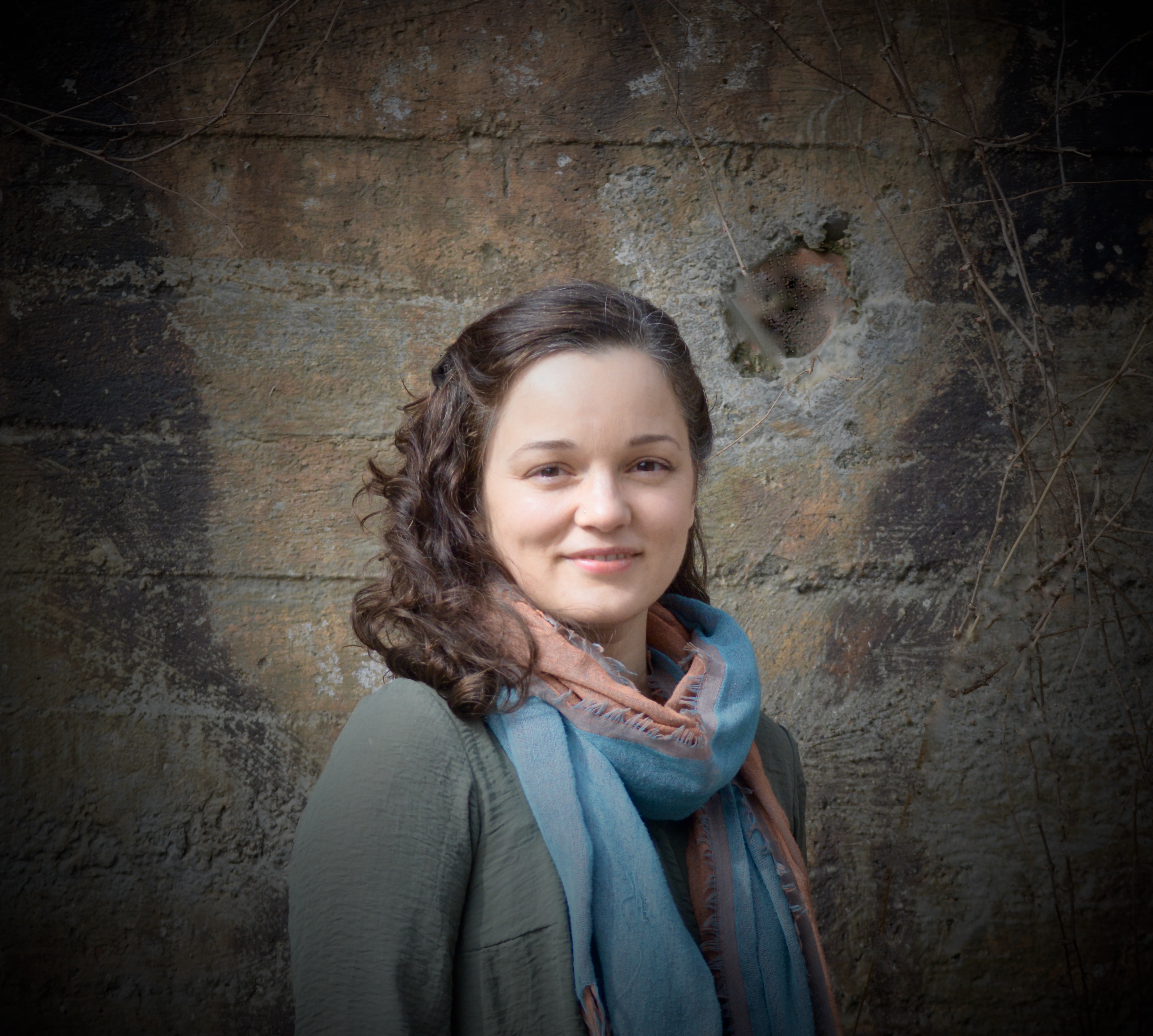 Kvinne ser inn i kamera