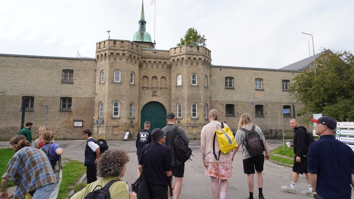 Ungdommer på vei mot en stor bygning med tårn