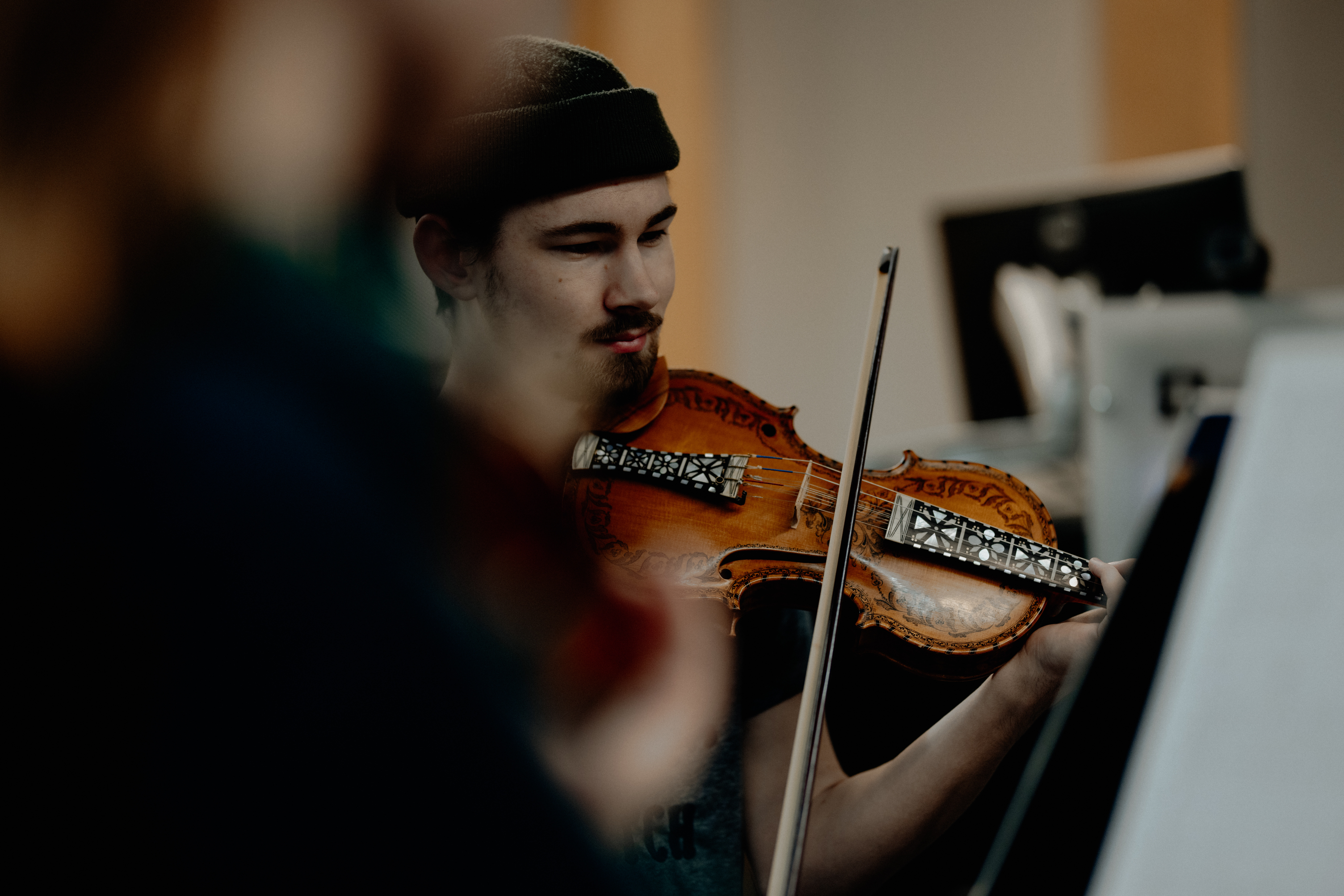 Mann med hardingfele og lue