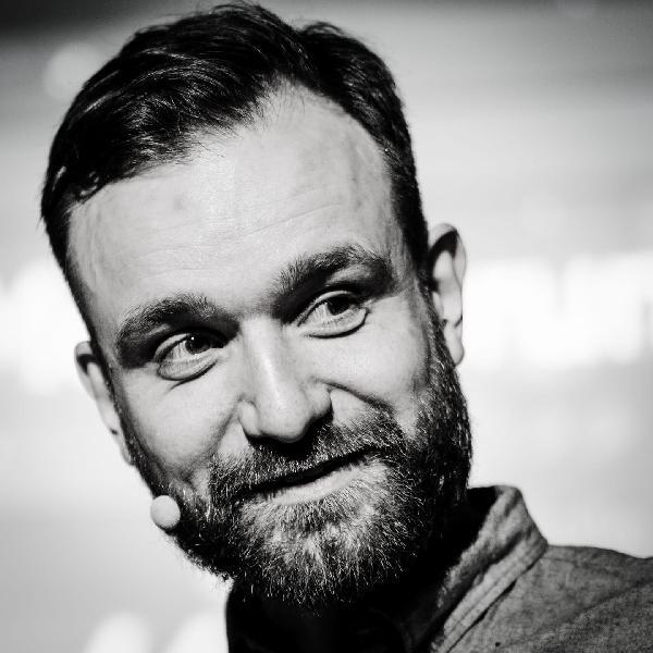 sort hvit bilde av mann som smiler