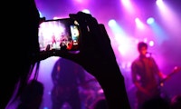 En konsert som ses gjennom et mobilkamera