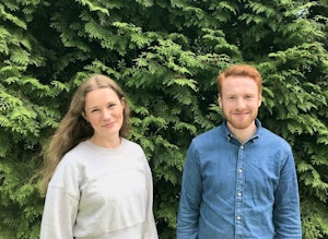 bilde av Susanna Solsrud og Ole Martin Solberg foran grønn hekk