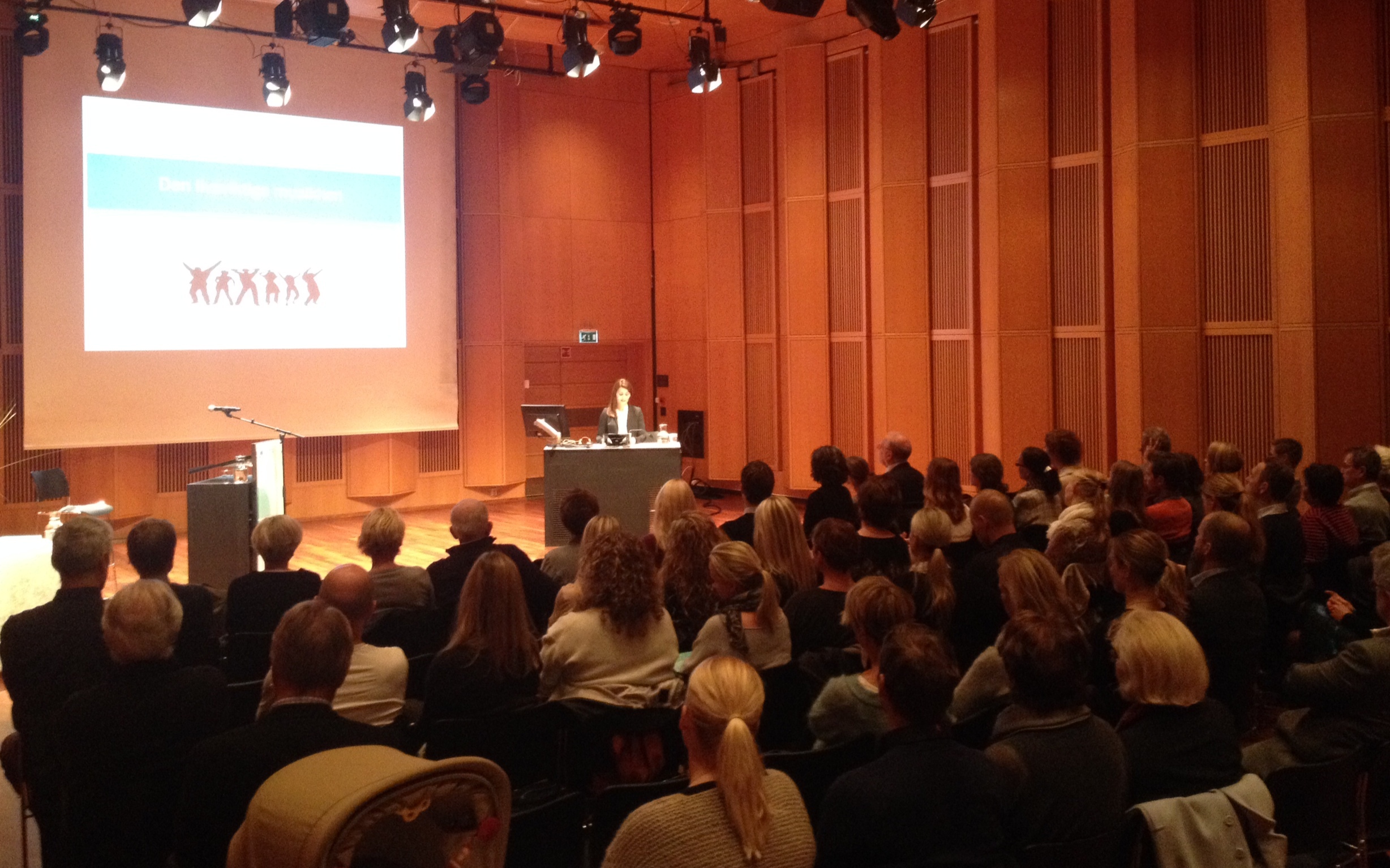 Hege Beckmann presenterer sin avhandling i disputasen. Full sal.