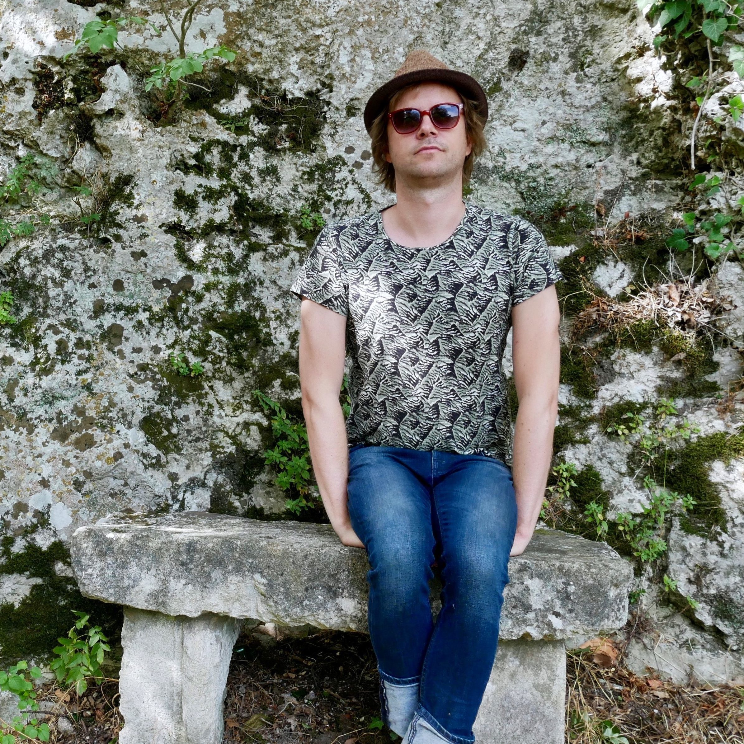 Kim Myhr - bilde tatt på en benk utendørs