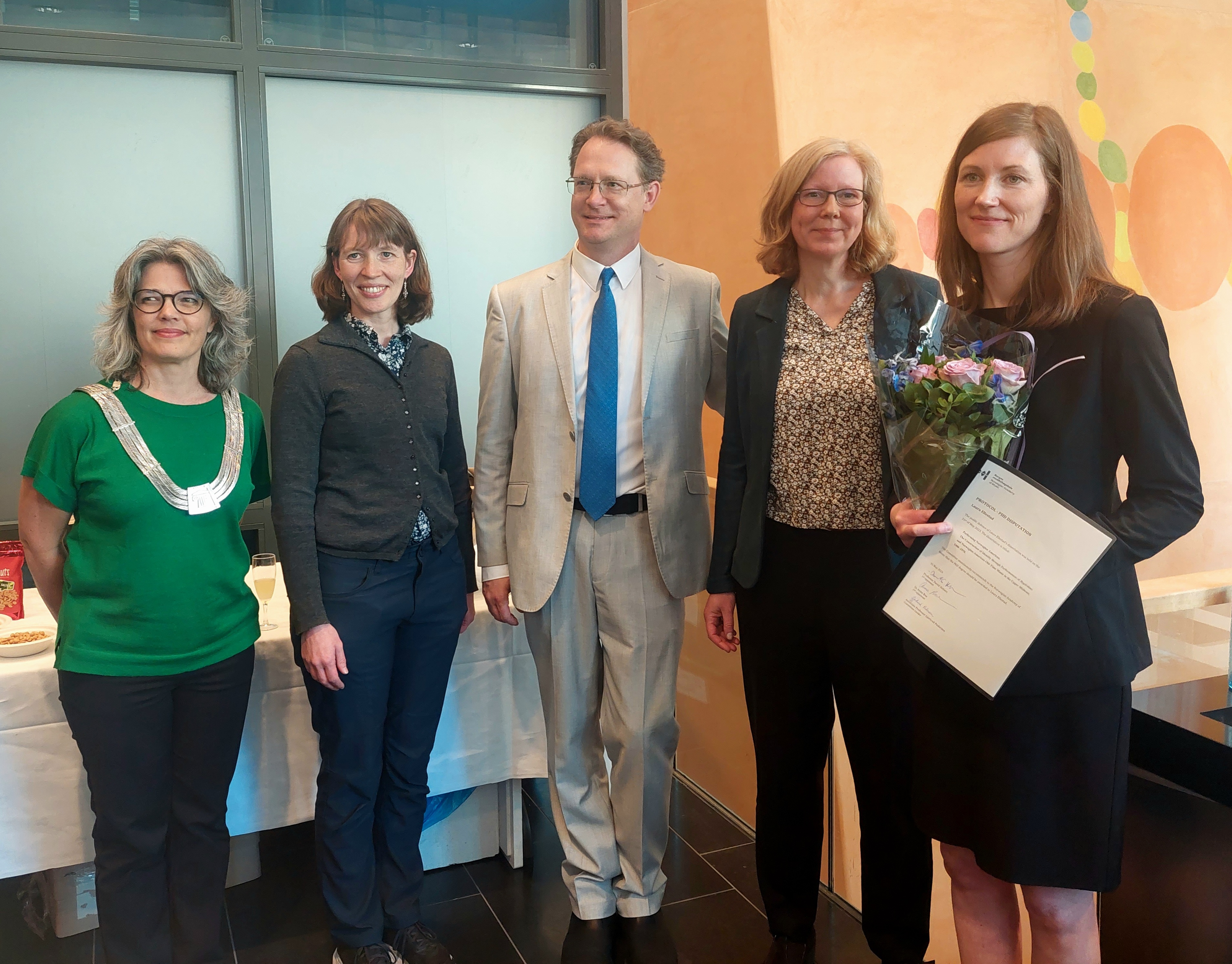 Laura Ellestad med bedømmelseskomiteen og disputasleder