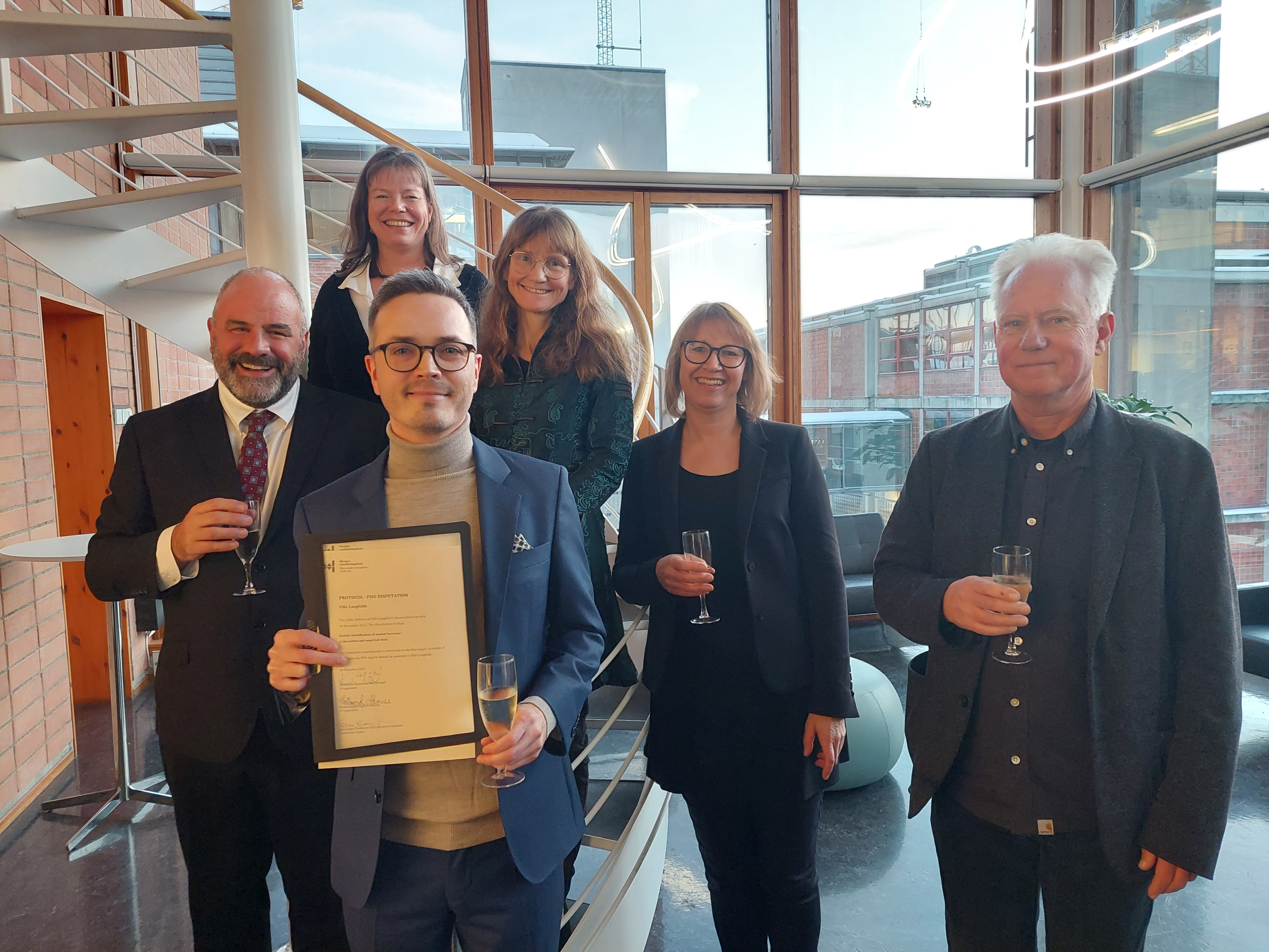 Ville Langfeldt med bedømmelseskomiteen og veilederne