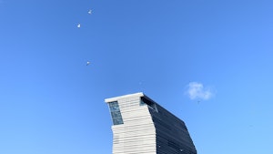 Toppen av den nye Munchmuseet på Bjørvika i Oslo mot en skyfri himmel.