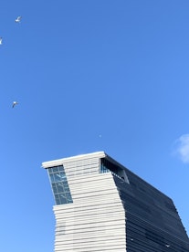 Toppen av den nye Munchmuseet på Bjørvika i Oslo mot en skyfri himmel.