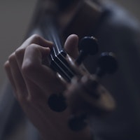 Hånd som spiller fiolin