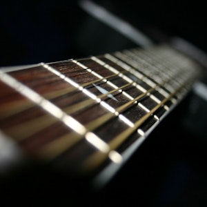 Nærbilde av gitarhals