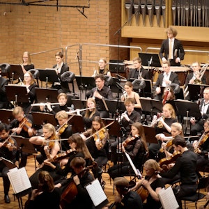 Johannes Gustavsson dirigerer symfoniorkesteret i Lindemansalen