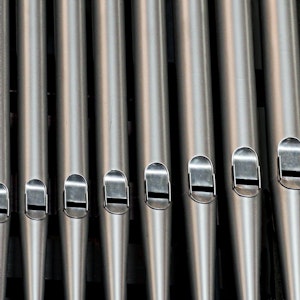 Piper til et orgel.