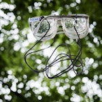Arne Nordheims briller på grønn bakgrunn
