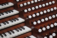 Nærbilde av orgelpiper og tangenter