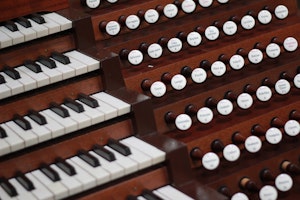 Nærbilde av orgelpiper og tangenter